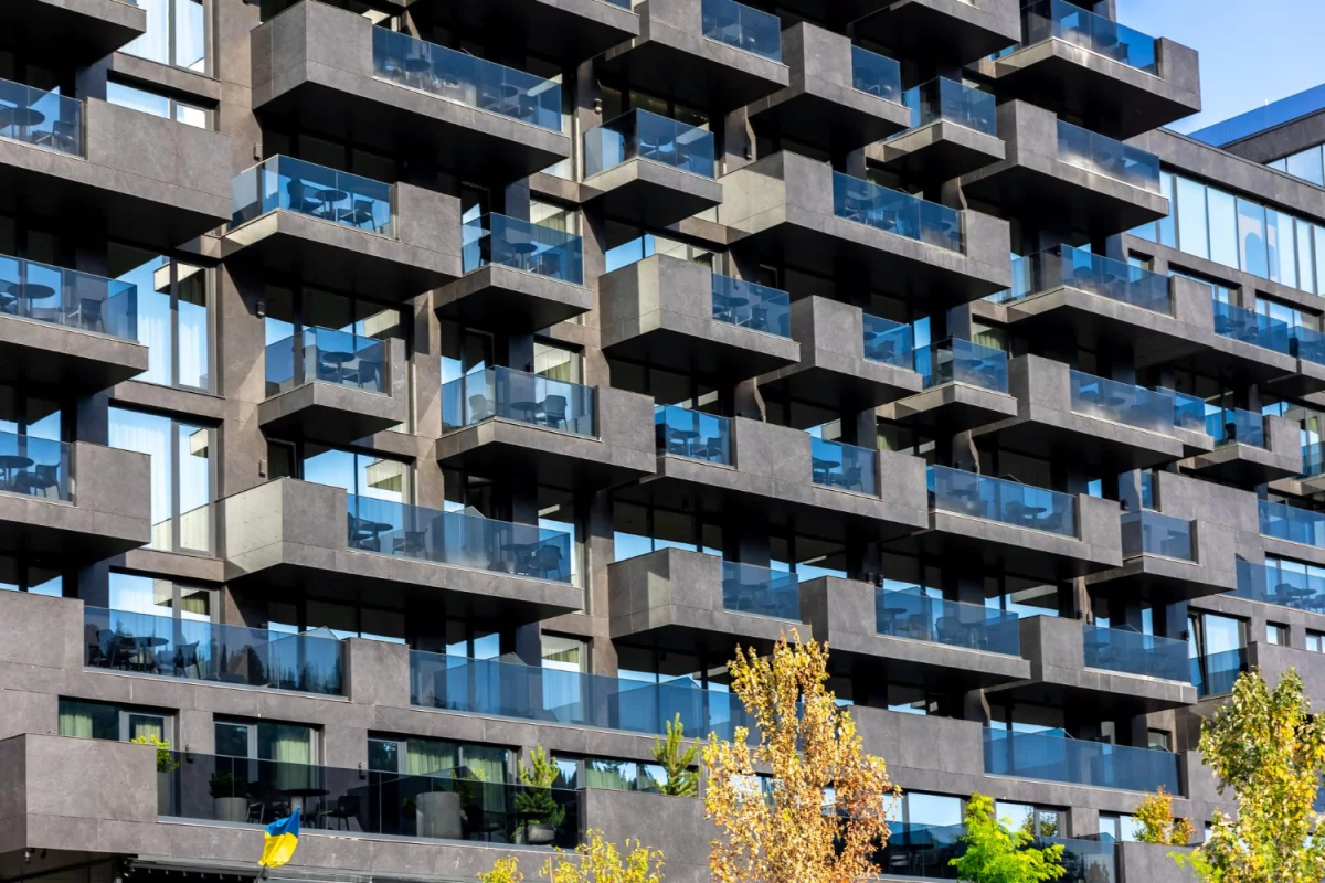 10-minutowy rytuał na rozświetloną cerę: domowe maseczki, peelingi i serum—prosty plan na poranek, bez podrażnień, z produktami drogerii i wskazówkami dla każdego typu skóry